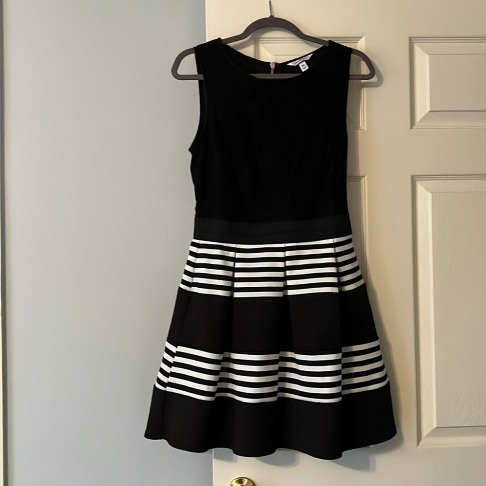 Macy’s Gorgeous lace top Black and white midi dress junior size XL